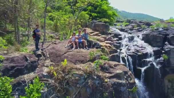 Chutes d'eau ruisseau dans la rivière contre jungle — Video