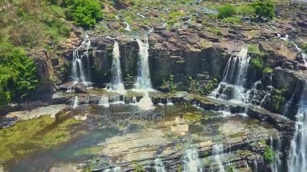 Cascadas en cascada en tierras altas tropicales — Vídeos de Stock