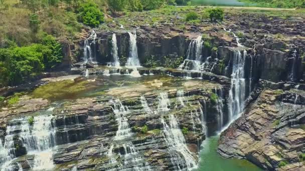 Kaskády vodopádů streaming v tropických highland — Stock video