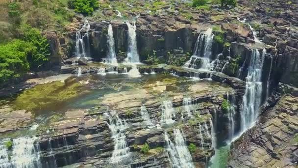 Kaskády vodopádů streaming v tropických highland — Stock video