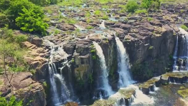 chutes d'eau ruisseau dans la rivière contre jungle 