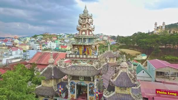 Пагода в храмовом комплексе среди городов — стоковое видео