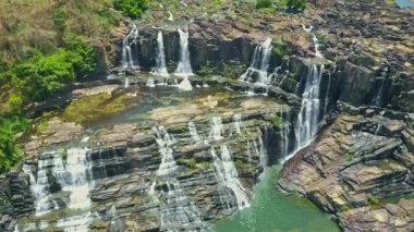 tropikal highland akış şelaleler art arda sıralı