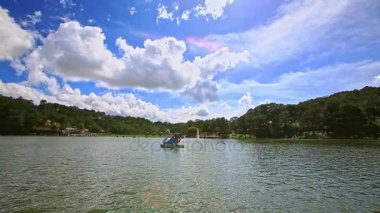 turist kuğu-gibi-tekne geniş göl kenarında