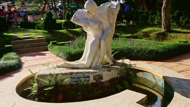 Kleine vijver met Phoden sculpture Kiss — Stockvideo