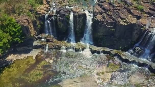 Cascadas desembocan en río contra selva — Vídeos de Stock