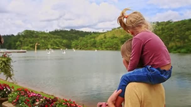 Mutter mit Tochter spaziert in botanischem Garten — Stockvideo