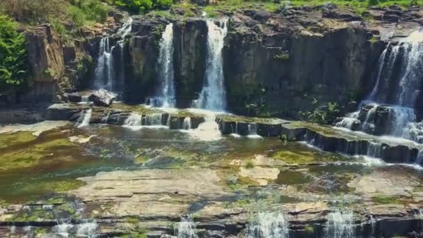 Cascate cascata streaming in altopiano tropicale — Video Stock