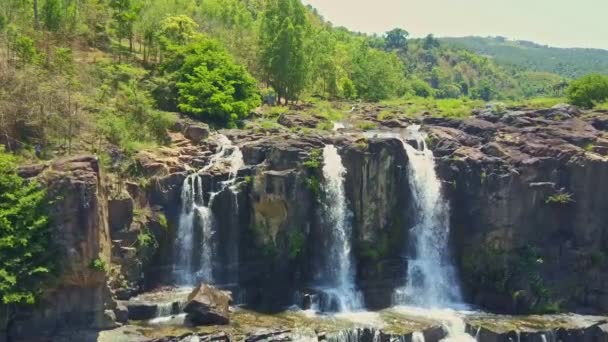 Waterfalls cascade streaming in tropical highland — Stock Video