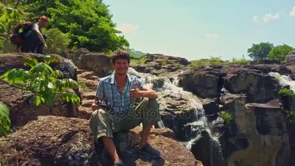 Człowiek na dużą skale na wysokie wodospady — Wideo stockowe