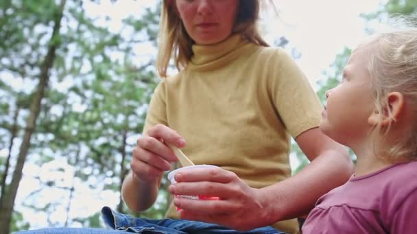 Mother feeds with spoon little girl — Stock Video