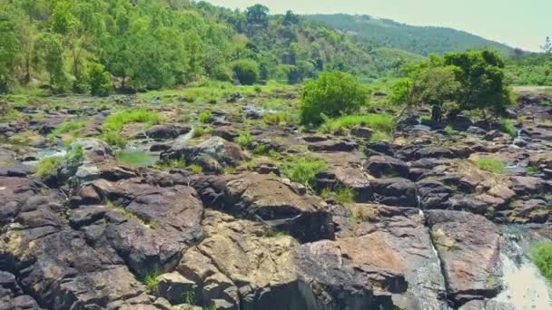 Rivier de stroomversnellingen en watervallen start in de jungle — Stockvideo