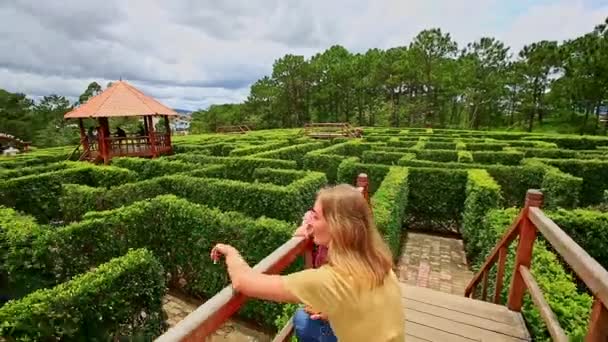 Mãe com filha descansando no jardim botânico — Vídeo de Stock