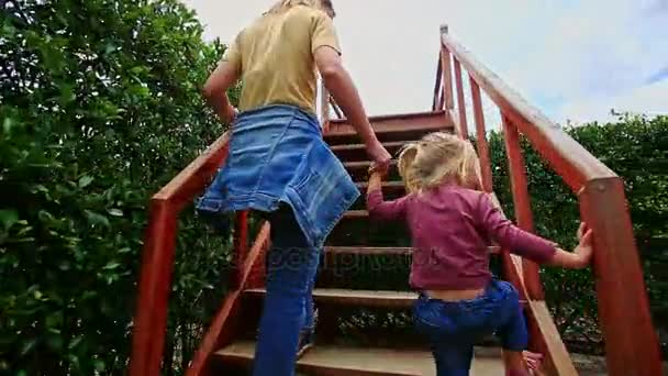 Mãe com filha descansando no jardim botânico — Vídeo de Stock