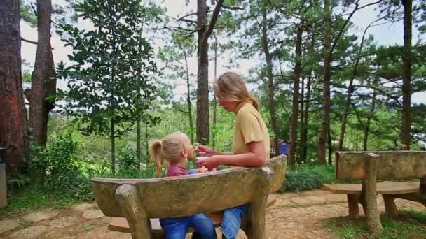 Mère se nourrit avec cuillère petite fille — Video