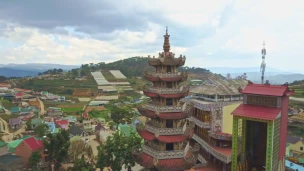 Pagoda v chrámového komplexu mezi městem — Stock video