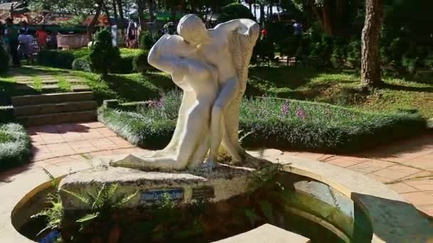 Pequeño estanque con Phoden escultura beso — Vídeo de stock