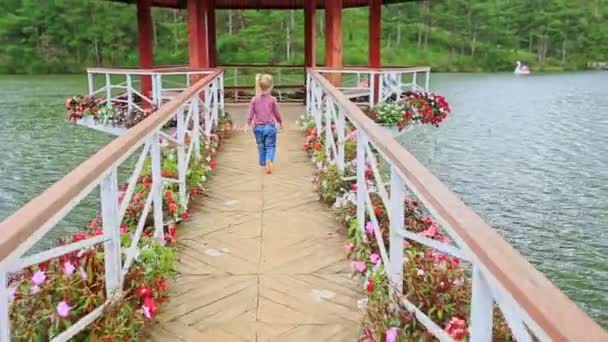 Ragazza cammina a piedi nudi sul ponte — Video Stock