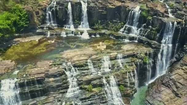 Wasserfall-Kaskade strömt in tropisches Hochland — Stockvideo