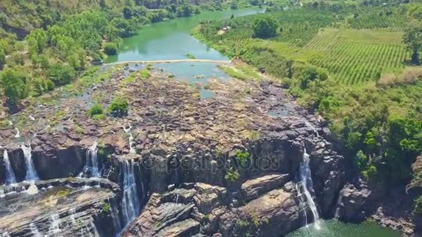 Riachos de cachoeira de penhasco contra selva — Vídeo de Stock