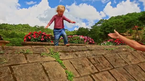 Pai ajuda a filha escalar caminho pedestre — Vídeo de Stock