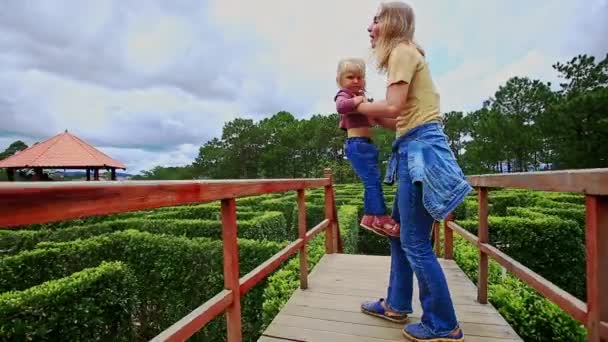 Mor med dotter vilar i botaniska trädgården — Stockvideo