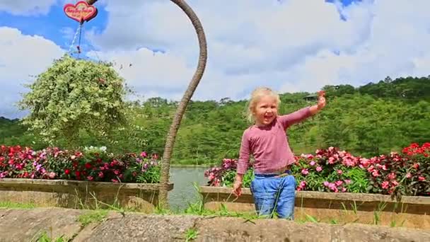 Meisje spelen in tropische park — Stockvideo