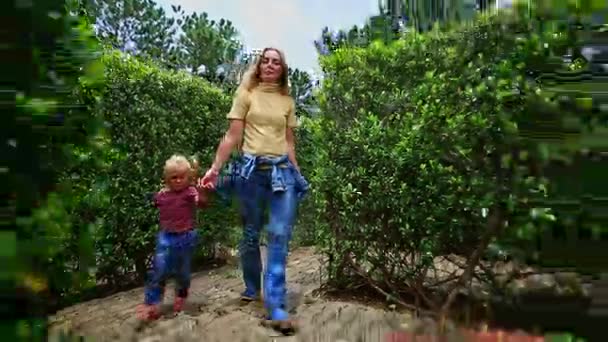 Madre con hija descansando en jardín botánico — Vídeos de Stock