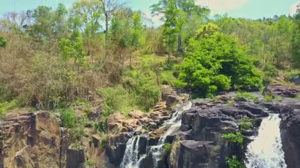 Wasserfall-Kaskade strömt in tropisches Hochland — Stockvideo