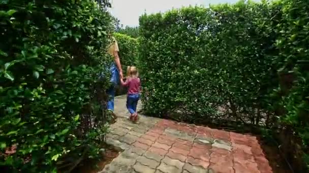 Mutter mit Tochter ruht im botanischen Garten — Stockvideo