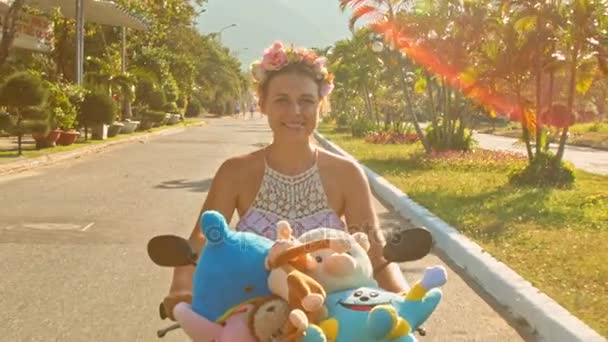 Kız hız üstünde motosiklet yol boyunca ile oyuncaklarla — Stok video