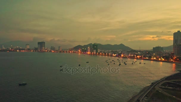 Costa oceânica e baía na cidade da noite — Vídeo de Stock