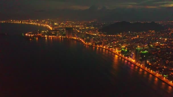 Ночной город через океанический залив — стоковое видео