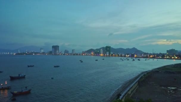 Океанська лагуна з човнами проти сучасного міста — стокове відео