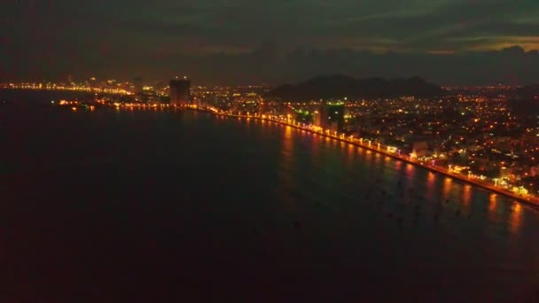 Cidade noturna através da baía oceânica — Vídeo de Stock