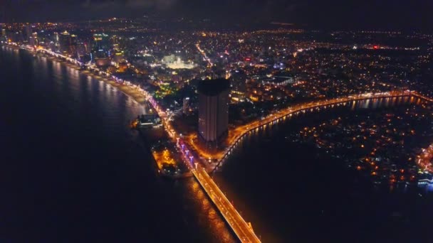 Cidade noturna através da baía oceânica — Vídeo de Stock