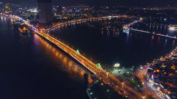 Cidade noturna através da baía oceânica — Vídeo de Stock