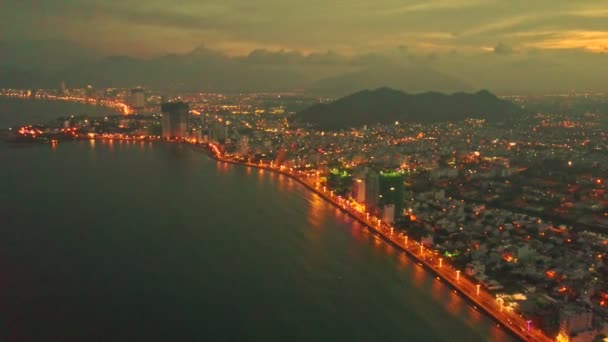 Океанический берег и залив в вечернем городе — стоковое видео