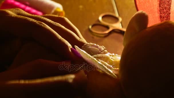 女人缝在桌子上的玩具 — 图库视频影像