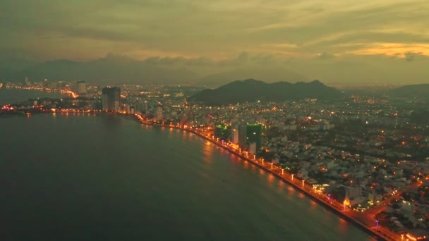 Costa oceânica e baía na cidade da noite — Vídeo de Stock