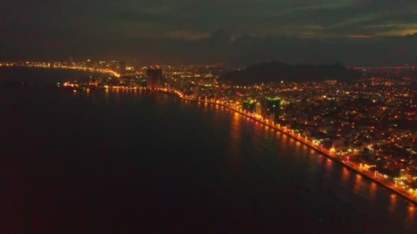 Ночной город через океанический залив — стоковое видео