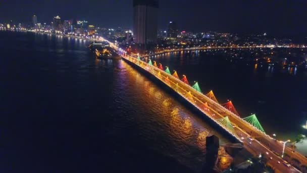 Cidade noturna através da baía oceânica — Vídeo de Stock