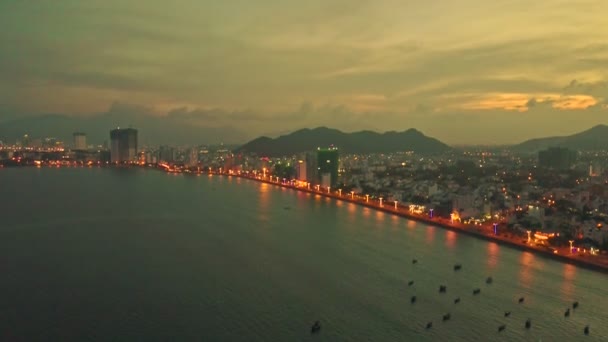 Okyanus kıyısında ve akşam şehir koyunda — Stok video
