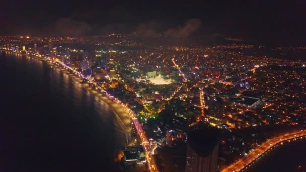 Cidade noturna através da baía oceânica — Vídeo de Stock