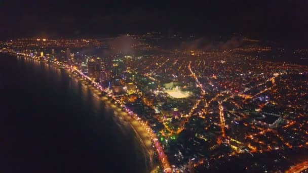 Cidade noturna através da baía oceânica — Vídeo de Stock