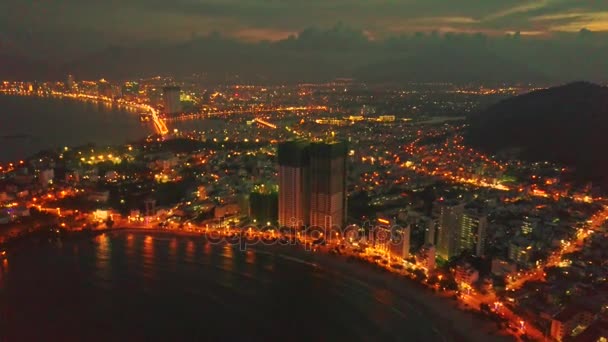 Noche ciudad a través de bahía del océano — Vídeo de stock
