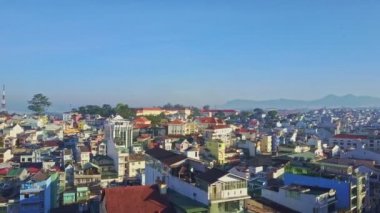 renkli binalar ile modern tropikal şehir