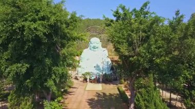 Pagoda toprakları üzerinde yer alan Buda heykeli