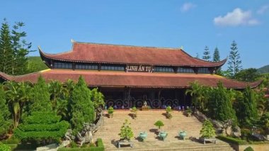 Kırmızı çatı ve avlu ile antik tapınak