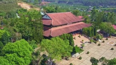 Kırmızı çatı ve avlu ile antik tapınak